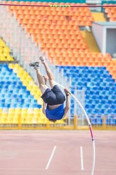 Pole vault - a bearded athletic man rest against the ground on the pole Foto stock