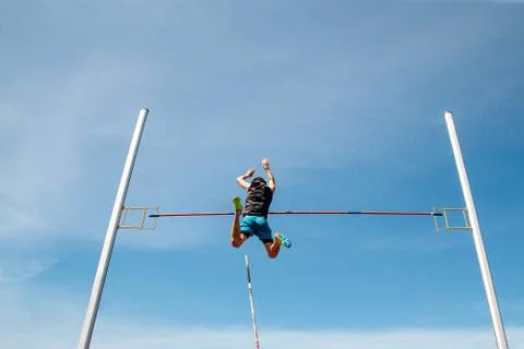 Pole vault man athlete knocks bar Foto stock