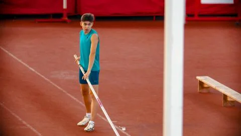 Pole vault training on the stadium - a young man preparing before the jump Foto stock