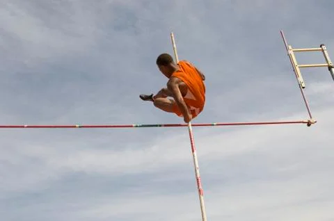 Pole Vaulter Clearing Bar Foto stock