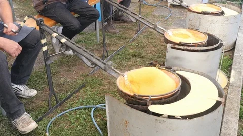 Polenta cooked traditionally in copper pots Vidéo 97575379
