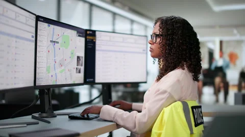 Police Analyst Uses GIS Software Vídeo Stock 339909883