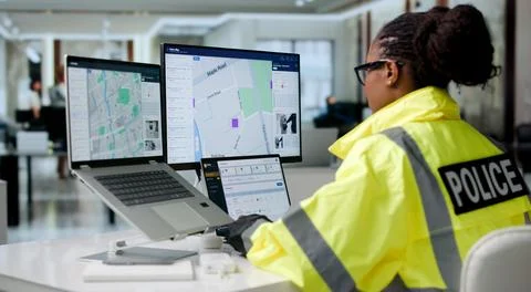 Police Analyst Uses GIS Software On Laptop To Study Crime Patterns Carefully. 스톡 사진