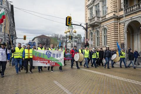 Police and firefighters protested outside the government, demanding higher wa Foto stock