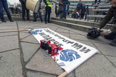 Police and firefighters protested outside the government, demanding higher wa Foto stock