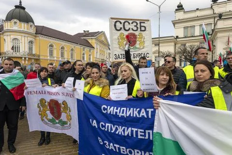 Police and firefighters protested outside the government, demanding higher wa Foto stock