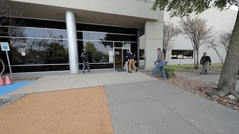 Police and ICE agents enter workplace with federal criminal search warrant Vidéo 105798972