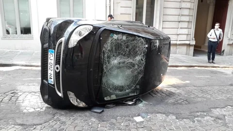 Police assess damage caused by PSG fans after their Champions League final 库存影片 272946494