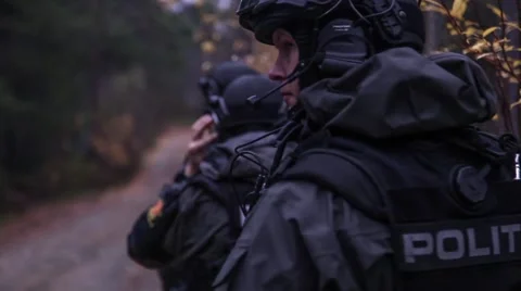 Police / black ops walking on border patrol to arrest target Stockbeeldmateriaal 42852594