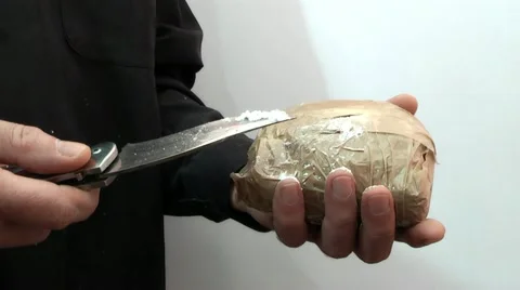 Police Checking Brick Of Cocaine Found Vidéo 21287704