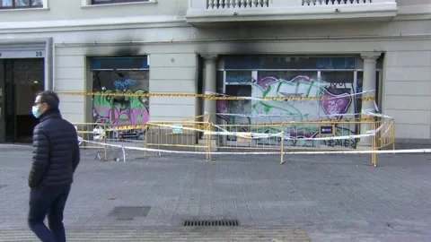 Police continue to investigate possible causes of deadly fire in Barcelona, Barc Vidéo 204087889