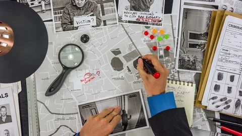 The police detective draws a track on the map of the city and places a tag. Video stock 80109561