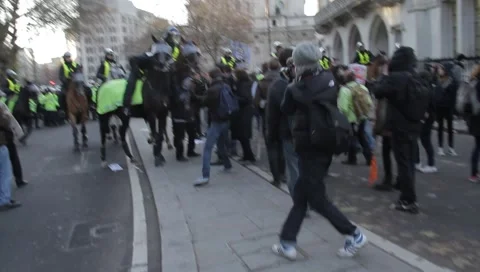 Police on horseback push through crowd Видео 3945724