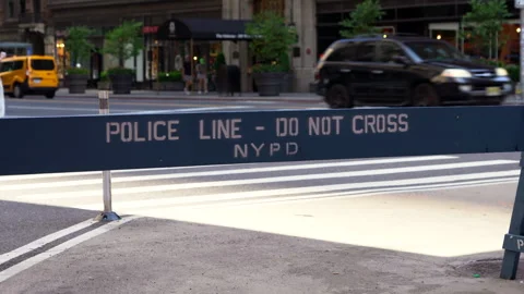 Police Line - Do Not Cross NYPD wooden barricade in Midtown Manhattan. Vídeo Stock 332482777