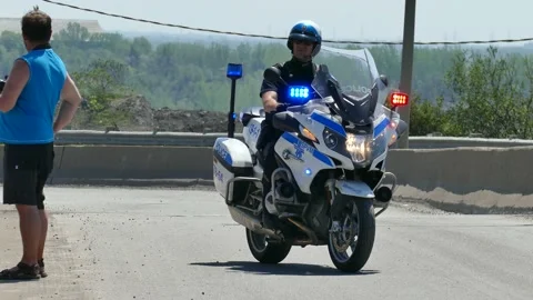 Police motorcycle passing with lights Video stock 133267904