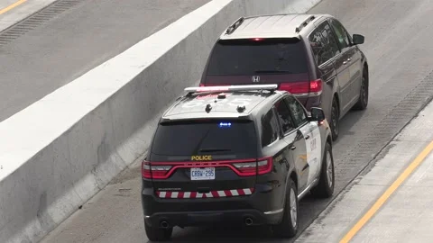 Police officer with car pulled over for traffic violation Vídeos de archivo 151063130