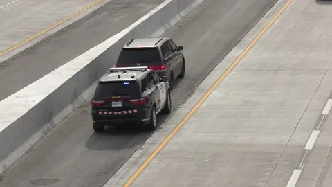 Police officer with car pulled over for traffic violation Vídeos de archivo 151063177