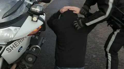 Police Officer taking down a suspect! Vídeos de archivo 10583451