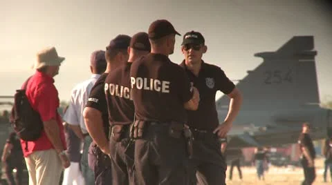 Police officers Vídeos de archivo 10771753