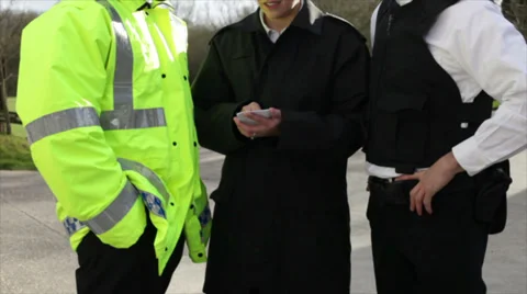 Police officers making notes Vídeos de archivo 32937592
