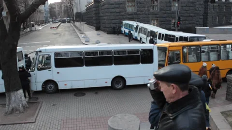 The Police preparing the streets for the forthcoming strike (fences by buses). Vídeo Stock 33232671