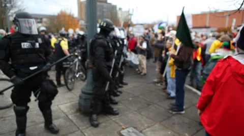 Police &amp; Protester lines face off 動画素材 22795346