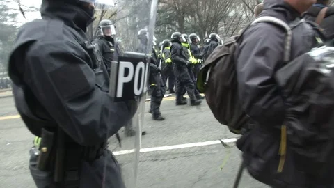 Police Push Back Inaugural Protesters With Shields Vidéo 71801697