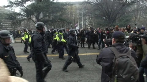 Police Push Back Inaugural Protesters 스톡 동영상 71801918