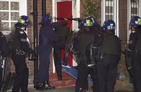 Police Raid Crack Dens In Hackney. Newcombe House Officers From The Territorial  Stock Photos