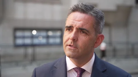 Police react after two jailed for attacking journalist ‘on behalf of Iranian re Vídeo Stock 338193967