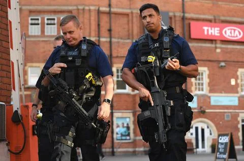Police react to incident at the Oval as someone fired an arrow onto the field, L Stockfoto's