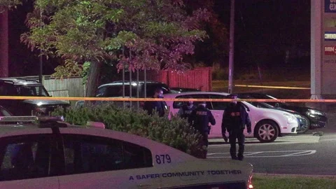 Police at scene of multiple shooting murder in city Vidéo 154880361