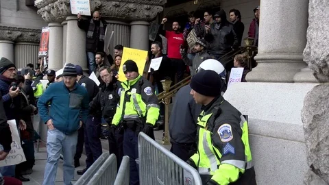 Police set barriers during a protest at Trump International Hotel in Washingt Video stock 125867932