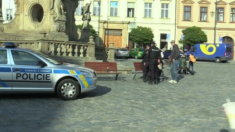 Police solves the problem of homeless on the plague column, drinking alcoholic Stock Footage 98378469