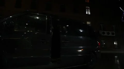 The police SWAT team quickly runs out of the black van. Vidéo 162895341