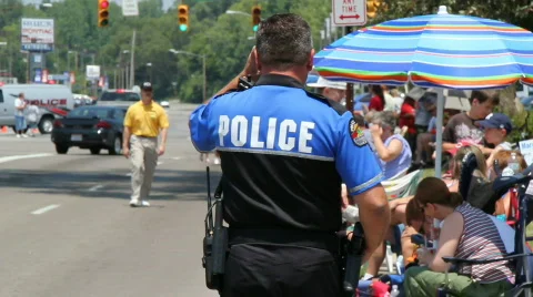 Policeman checking out the crowd 動画素材 773020