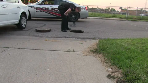 Policeman at a open manhole Vidéo 38495500