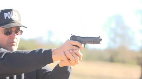 Policeman shooting an automatic 9mm caliber  pistol. Видео 46411933