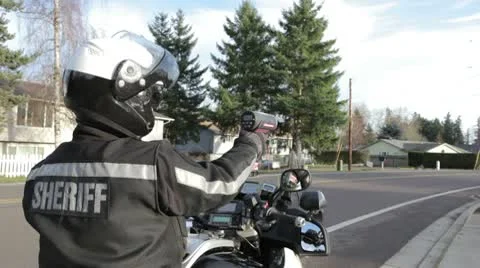 Policeman using his radar to catch speeding cars Vídeos de archivo 10583427