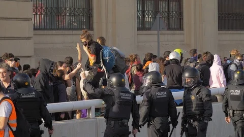 Policemen facing Protesters During the protests claiming Freedom for Politica Vídeos de archivo 118124820