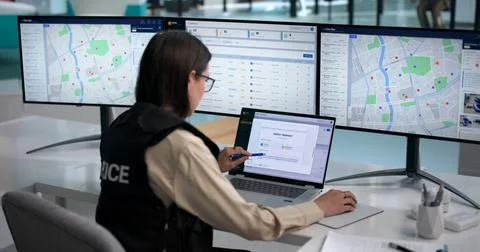 Policewoman Efficiently Using Computer Software To Manage Criminal Investigat Фото