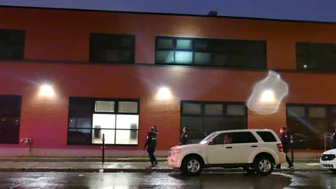 Policewoman tcheking windows with flashlights Video stock 138651515