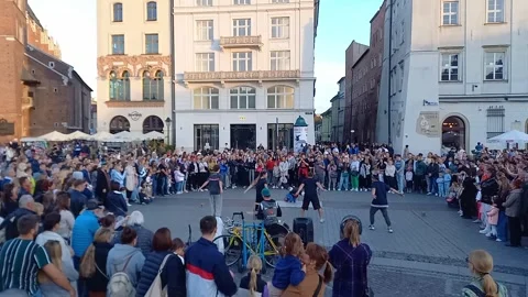 Polish b-boys dance on Main Market Square of Krakow in Old Town. Street dancing. Stock Footage 291332679