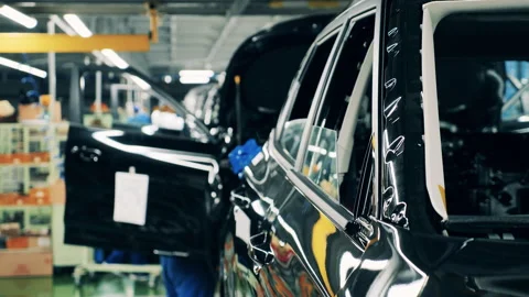 Polished surface of a car body which is getting assembled Vídeo Stock 142785245