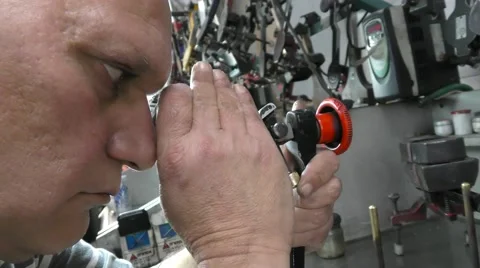 A polisher brillianteers the final facets of a diamond Видео 61294433
