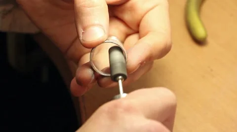 Polishing the inner surface of the silver ring with the engraver (jewelry drill) Video stock 56581123