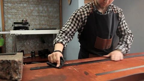 Polishing the leather belt in the workshop 動画素材 86710016