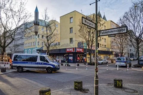   Polizei im Wrangelkiez, Falkensteinstraße,Kriminalität, Drogenhandel, kb. Stock Photos