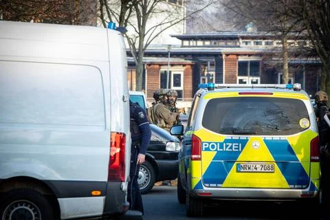   Polizeikräfte und SEK bei einem Amokalarm an Gelsenkirchener Schule. ***.. Stock Photos