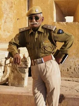 Polizist mit Schnurrbart und Sonnenbrille beim Amber Fort, Jaipur, Indien ... Stock Photos